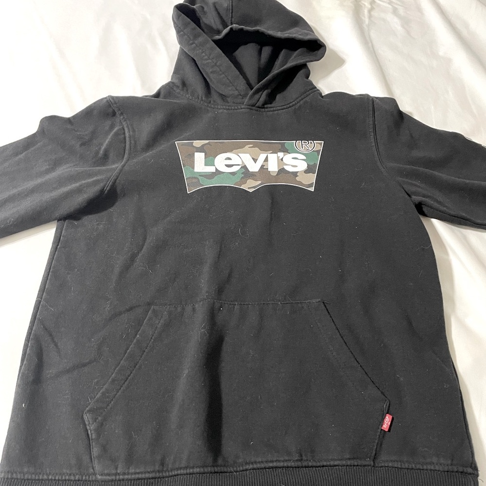 Boys size 14/16 Levi’s Camo Print Logo.